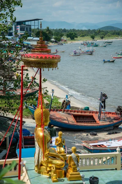 Tayland 'ın Prachuap Khiri Khan ilindeki Phrachuap Khiri Han kenti yakınlarındaki Ao Noi' deki balıkçı köyü ve limanı, Prachuap Khiri Han, Aralık 2022