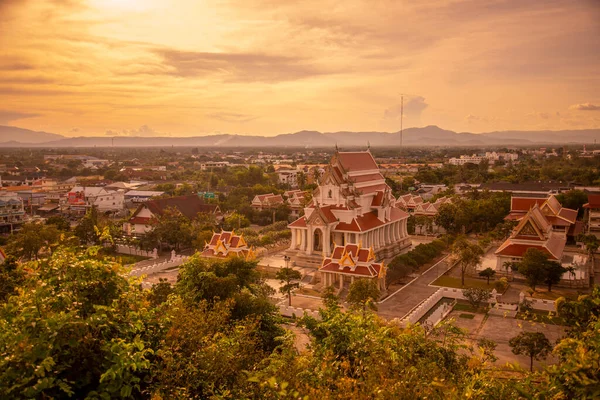 Wat Thammikaram Mahathat Worawihan ile birlikte Tayland 'da Prachuap Khiri Khan ilindeki Phrachuap Khiri Khan kasabasındaki tepeden manzara, Aralık 2022