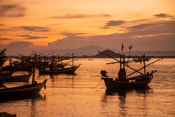 Рыбацкие Лодки Закате Побережье Лесном Парке Кхао Монг Лай Городе — стоковое фото