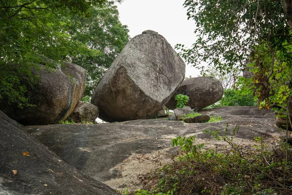 Thailand, Tayland 'daki Prachuap Khiri Khan ilindeki Phrachuap Khiri Khan kenti yakınlarındaki Dan Singkhon Köyü yakınlarındaki Khao Hin Thoen Taş Parkı, Prachuap Khiri Han, Aralık 2022