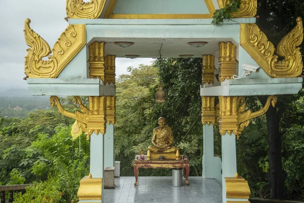 Złota Postać Mnicha Górze Khao Thong Chai Mieście Ban Krut — Zdjęcie stockowe