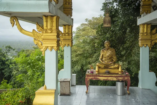 Una Figura Monaca Oro Khao Thong Chai Mountain Nella Città — Foto Stock