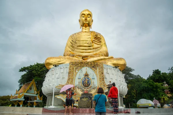 Una Figura Dorada Buda Montaña Khao Thong Chai Ciudad Ban — Foto de Stock
