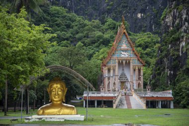 Tayland, Hua Hin, Kasım 2022 'de Tayland' da Prachuap Khiri Han 'daki Sam Roi Yot kasabasındaki Khao Daeng köyündeki Wat Khao Tapınağı.