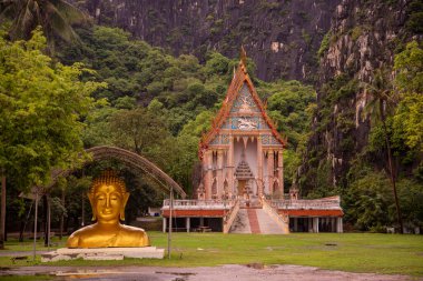 Tayland, Hua Hin, Kasım 2022 'de Tayland' da Prachuap Khiri Han 'daki Sam Roi Yot kasabasındaki Khao Daeng köyündeki Wat Khao Tapınağı.