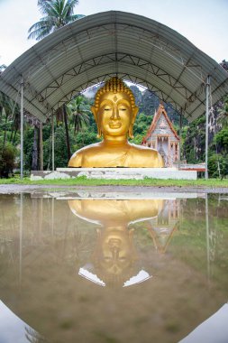 Tayland, Hua Hin, Kasım 2022 'de Tayland' da Prachuap Khiri Han 'daki Sam Roi Yot kasabasındaki Khao Daeng köyündeki Wat Khao Tapınağı.