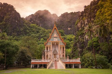 Tayland, Hua Hin, Kasım 2022 'de Tayland' da Prachuap Khiri Han 'daki Sam Roi Yot kasabasındaki Khao Daeng köyündeki Wat Khao Tapınağı.