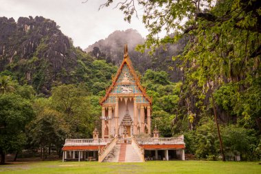 Tayland, Hua Hin, Kasım 2022 'de Tayland' da Prachuap Khiri Han 'daki Sam Roi Yot kasabasındaki Khao Daeng köyündeki Wat Khao Tapınağı.