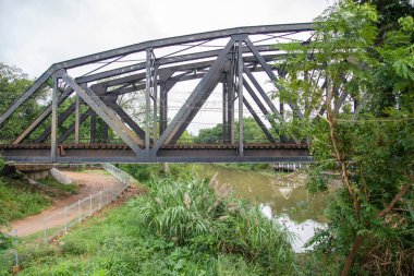 Tayland, Tayland, Hua Hin 'deki Prachuap Khiri Khan ilindeki Pranburi kasabasındaki Khlong Pranburi Nehri üzerindeki Kara Köprü, Aralık 2022