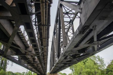 Tayland, Tayland, Hua Hin 'deki Prachuap Khiri Khan ilindeki Pranburi kasabasındaki Khlong Pranburi Nehri üzerindeki Kara Köprü, Aralık 2022