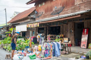 Cumartesi Marketi, Tayland 'ın Prachuap Khiri Khan ilindeki Pranburi Eski Kasabası' nın yürüyen caddesi, Hua Hin, Aralık 2022