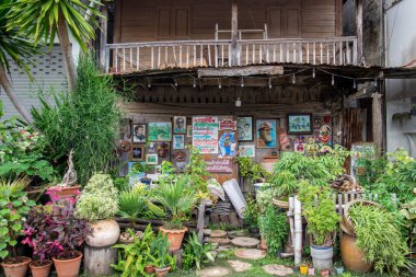 Cumartesi Marketi, Tayland 'ın Prachuap Khiri Khan ilindeki Pranburi Eski Kasabası' nın yürüyen caddesi, Hua Hin, Aralık 2022