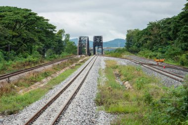 Tayland, Tayland, Hua Hin 'deki Prachuap Khiri Khan ilindeki Pranburi kasabasındaki Khlong Pranburi Nehri üzerindeki Kara Köprü, Aralık 2022