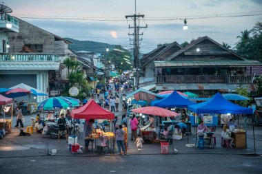 Cumartesi Marketi, Tayland 'ın Prachuap Khiri Khan ilindeki Pranburi Eski Kasabası' nın yürüyen caddesi, Hua Hin, Aralık 2022