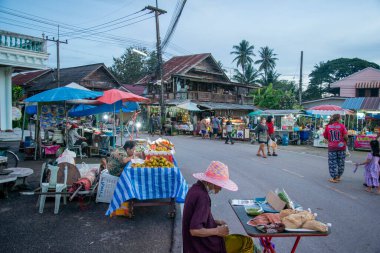 Cumartesi Marketi, Tayland 'ın Prachuap Khiri Khan ilindeki Pranburi Eski Kasabası' nın yürüyen caddesi, Hua Hin, Aralık 2022