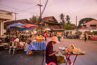 Cumartesi Marketi, Tayland 'ın Prachuap Khiri Khan ilindeki Pranburi Eski Kasabası' nın yürüyen caddesi, Hua Hin, Aralık 2022