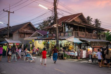 Cumartesi Marketi, Tayland 'ın Prachuap Khiri Khan ilindeki Pranburi Eski Kasabası' nın yürüyen caddesi, Hua Hin, Aralık 2022
