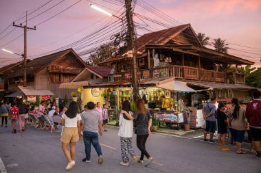 Cumartesi Marketi, Tayland 'ın Prachuap Khiri Khan ilindeki Pranburi Eski Kasabası' nın yürüyen caddesi, Hua Hin, Aralık 2022