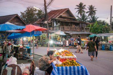 Cumartesi Marketi, Tayland 'ın Prachuap Khiri Khan ilindeki Pranburi Eski Kasabası' nın yürüyen caddesi, Hua Hin, Aralık 2022