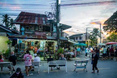 Cumartesi Marketi, Tayland 'ın Prachuap Khiri Khan ilindeki Pranburi Eski Kasabası' nın yürüyen caddesi, Hua Hin, Aralık 2022