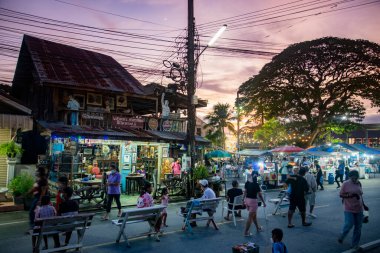 Cumartesi Marketi, Tayland 'ın Prachuap Khiri Khan ilindeki Pranburi Eski Kasabası' nın yürüyen caddesi, Hua Hin, Aralık 2022