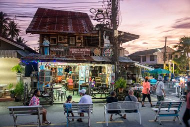 Cumartesi Marketi, Tayland 'ın Prachuap Khiri Khan ilindeki Pranburi Eski Kasabası' nın yürüyen caddesi, Hua Hin, Aralık 2022