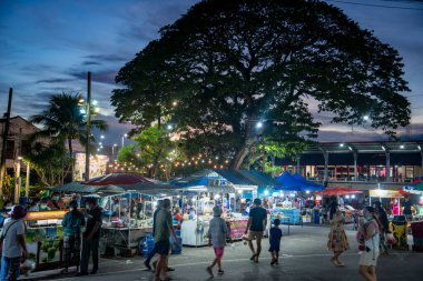 Cumartesi Marketi, Tayland 'ın Prachuap Khiri Khan ilindeki Pranburi Eski Kasabası' nın yürüyen caddesi, Hua Hin, Aralık 2022