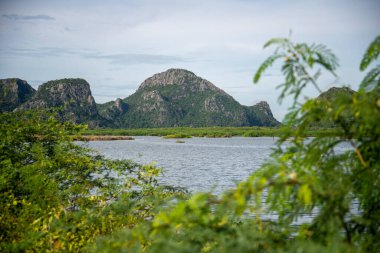 Tayland 'da Prachuap Khiri Khan ilindeki Sam Roi Yot kasabasındaki Khao Daeng Köyü Doğa ve Peyzaj, Hua Hin, Kasım 2022