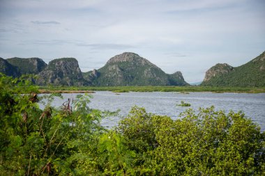 Tayland 'da Prachuap Khiri Khan ilindeki Sam Roi Yot kasabasındaki Khao Daeng Köyü Doğa ve Peyzaj, Hua Hin, Kasım 2022