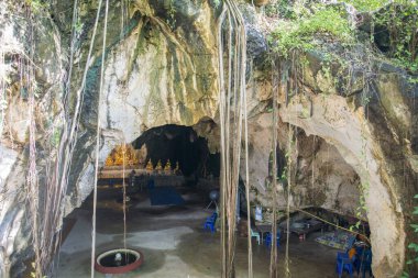 Tayland, Hua Hin, Kasım 2022 'de Tayland' da Prachuap Khiri Han 'daki Sam Roi Yot kasabasındaki Khao Daeng köyündeki Tham Phra Prathun Manastırı.
