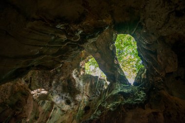 Tayland, Hua Hin, Kasım 2022 'de Tayland' da Prachuap Khiri Han 'daki Sam Roi Yot kasabasındaki Khao Daeng köyündeki Tham Phra Prathun Manastırı.