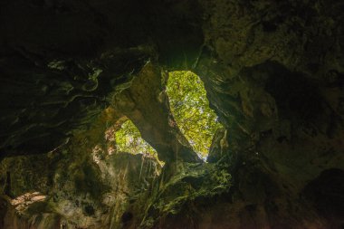 Tayland, Hua Hin, Kasım 2022 'de Tayland' da Prachuap Khiri Han 'daki Sam Roi Yot kasabasındaki Khao Daeng köyündeki Tham Phra Prathun Manastırı.