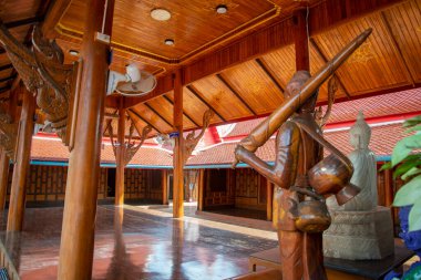 Tayland, Hua Hin, Kasım 2022 'de Tayland' da Prachuap Khiri Han 'daki Sam Roi Yot kasabası yakınlarındaki Kui Buri Köyü yakınlarındaki Wood Temple ve Wat Sam Roi Yot