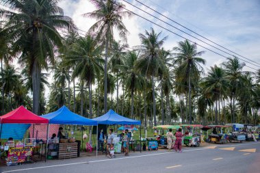 Tayland 'da Pak Nam Pran Plajı' nda bir gece pazarı Tayland 'da Prachuap Khiri Khan kasabası, Hua Hin, Kasım 2022