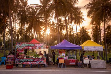 Tayland 'da Pak Nam Pran Plajı' nda bir gece pazarı Tayland 'da Prachuap Khiri Khan kasabası, Hua Hin, Kasım 2022