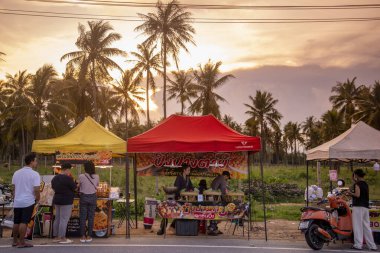 Tayland 'da Pak Nam Pran Plajı' nda bir gece pazarı Tayland 'da Prachuap Khiri Khan kasabası, Hua Hin, Kasım 2022