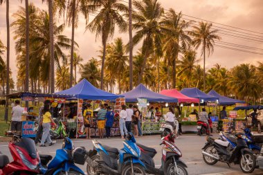 Tayland 'da Pak Nam Pran Plajı' nda bir gece pazarı Tayland 'da Prachuap Khiri Khan kasabası, Hua Hin, Kasım 2022