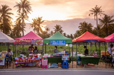 Tayland 'da Pak Nam Pran Plajı' nda bir gece pazarı Tayland 'da Prachuap Khiri Khan kasabası, Hua Hin, Kasım 2022