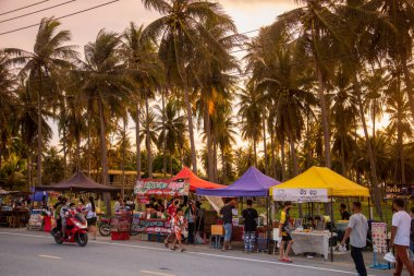 Tayland 'da Pak Nam Pran Plajı' nda bir gece pazarı Tayland 'da Prachuap Khiri Khan kasabası, Hua Hin, Kasım 2022