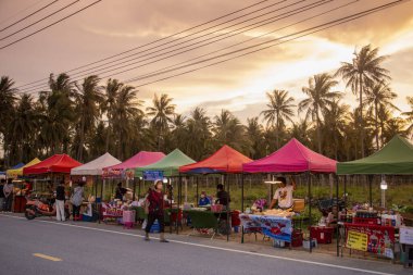 Tayland 'da Pak Nam Pran Plajı' nda bir gece pazarı Tayland 'da Prachuap Khiri Khan kasabası, Hua Hin, Kasım 2022