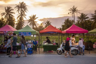 Tayland 'da Pak Nam Pran Plajı' nda bir gece pazarı Tayland 'da Prachuap Khiri Khan kasabası, Hua Hin, Kasım 2022