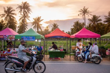 Tayland 'da Pak Nam Pran Plajı' nda bir gece pazarı Tayland 'da Prachuap Khiri Khan kasabası, Hua Hin, Kasım 2022