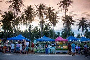 Tayland 'da Pak Nam Pran Plajı' nda bir gece pazarı Tayland 'da Prachuap Khiri Khan kasabası, Hua Hin, Kasım 2022