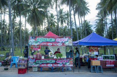 Tayland 'da Pak Nam Pran Plajı' nda bir gece pazarı Tayland 'da Prachuap Khiri Khan kasabası, Hua Hin, Kasım 2022