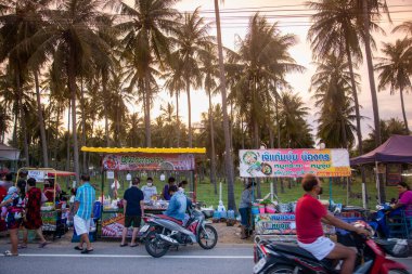 Tayland 'da Pak Nam Pran Plajı' nda bir gece pazarı Tayland 'da Prachuap Khiri Khan kasabası, Hua Hin, Kasım 2022