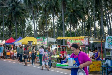 Tayland 'da Pak Nam Pran Plajı' nda bir gece pazarı Tayland 'da Prachuap Khiri Khan kasabası, Hua Hin, Kasım 2022
