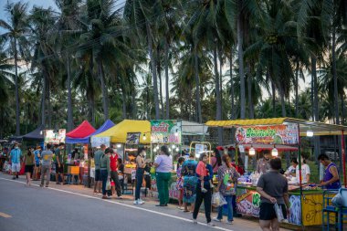 Tayland 'da Pak Nam Pran Plajı' nda bir gece pazarı Tayland 'da Prachuap Khiri Khan kasabası, Hua Hin, Kasım 2022
