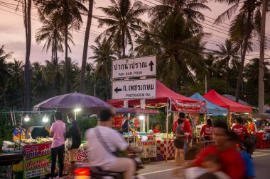 Tayland 'da Pak Nam Pran Plajı' nda bir gece pazarı Tayland 'da Prachuap Khiri Khan kasabası, Hua Hin, Kasım 2022