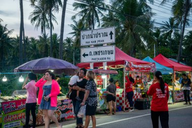 Tayland 'da Pak Nam Pran Plajı' nda bir gece pazarı Tayland 'da Prachuap Khiri Khan kasabası, Hua Hin, Kasım 2022