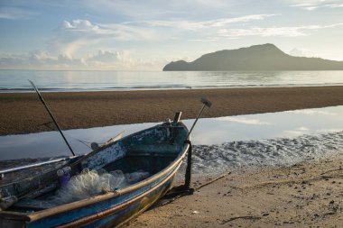 Tayland 'da Prachuap Khiri Khan, Tayland, Hua Hin, Aralık 2022' de Dolphin Körfezi 'nde Sam Roi Yot adresinde bir balıkçı teknesi.